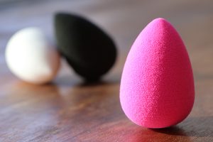 Beauty blender. Czym jest i jak go stosować?