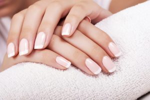 Jak zrobić manicure hybrydowy krok po kroku?