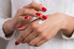 Zadbane dłonie – jak sprawić, by zawsze były piękne? Najlepsze kuracje