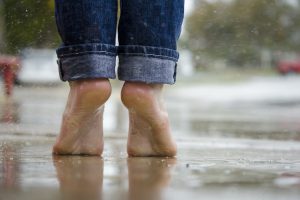 Pielęgnacja stóp. Jak zadbać o stopy kompleksowo? Sposoby na piękne stopy z domowej łazienki